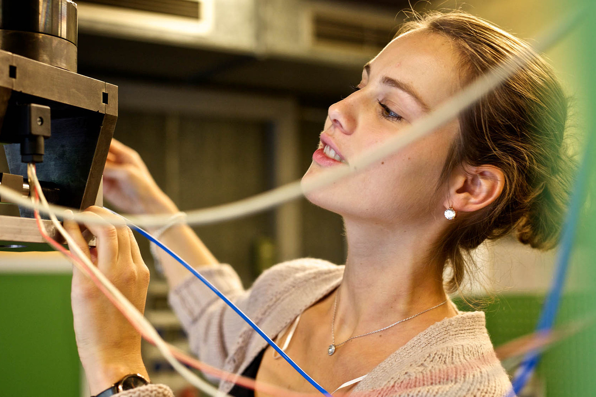 
                                                Studierende der HAW Hamburg im Fahrzeugbaulabor
                                            