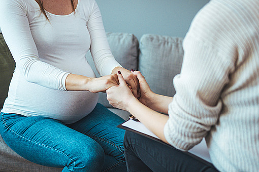 
                Eine Person h&auml;lt die H&auml;nde einer Schwangeren
            