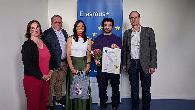 Muayyad Mohammad mit Urkunde und Ines Tobis vom International Office und Enno Stöver, NIW-Fakultätsdekan
