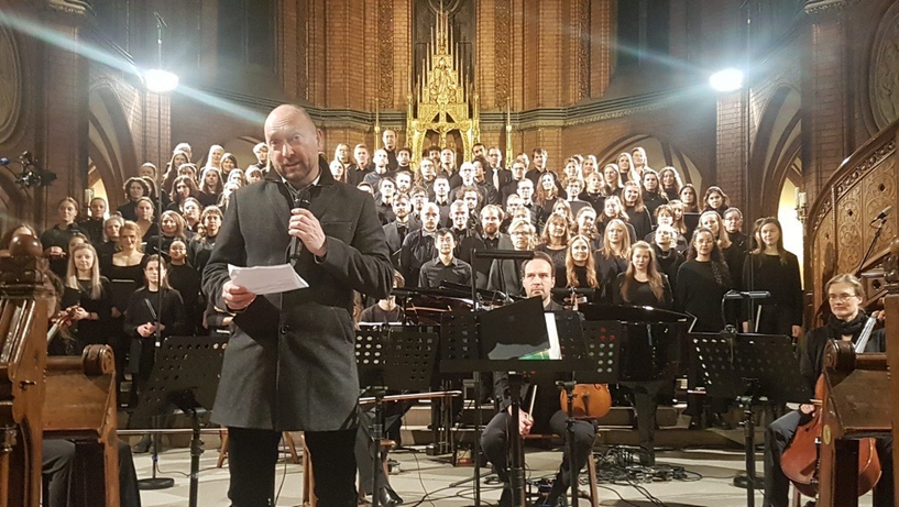 Prof. Dr. Peter Wulf, Vizepräsident für Forschung, Transfer und Internationales, eröffnete das Chor-Konzert im ausverkauften Haus. Im Chor der HAW Hamburg singen inzwischen 140 Sängerinnen und Sänger.