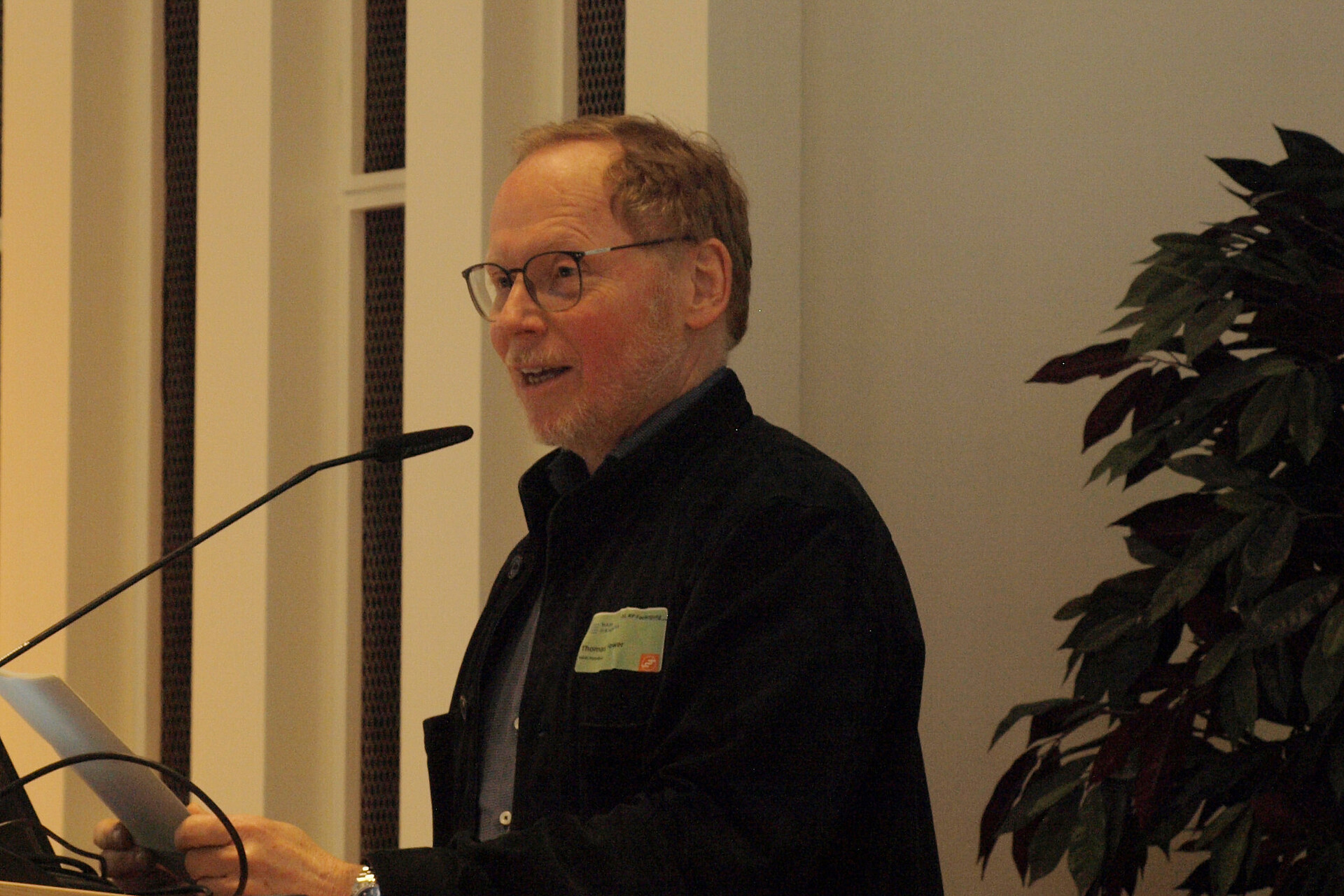 
                                                Prof. Flower eröffnet die Fachtagung
                                            