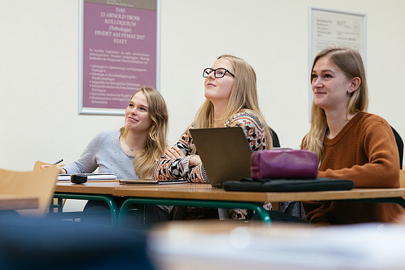 
                                Studierende des Departments Maschinenbau und Produktion während der Vorlesung "Produktionsmittel und -logistik" bei Prof. Dr. Stöver
                            