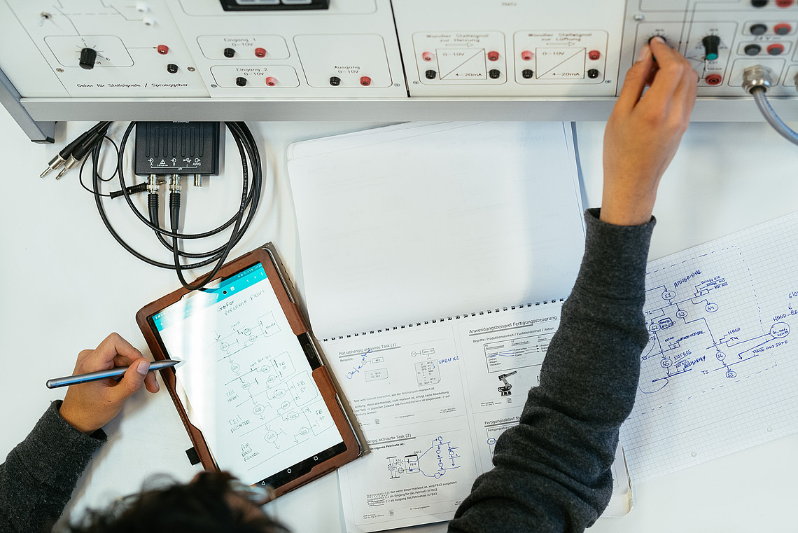 Studierende des Departments Informations- und Elektrotechnik bei einer Laborveranstaltung zum Thema Robotik