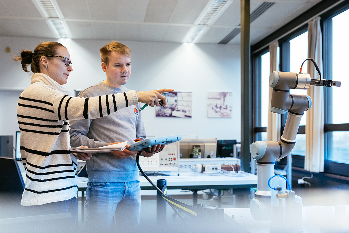 Studierende des Departments Informations- und Elektrotechnik bei einer Laborveranstaltung zum Thema Robotik