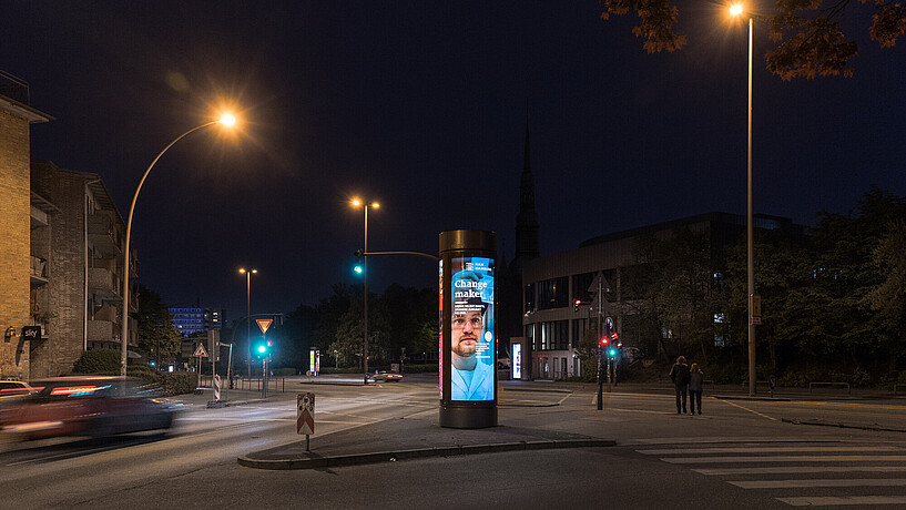 50-Jahre-HAW-Hamburg: Citylightsäule an Kreuzung in Hamburg.