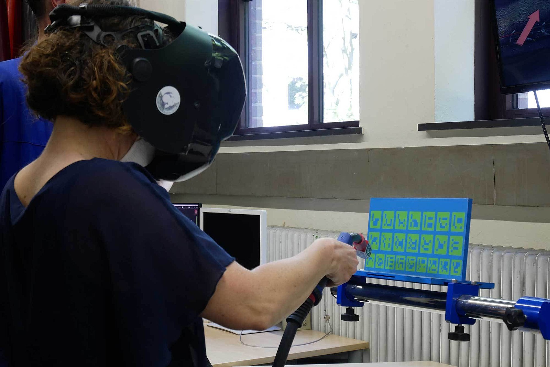 Die Leiterin des „Jugend forscht“-Landeswettbewerbs in Hamburg Claudia Körper probiert das Schweißen mit Augmented Reality aus.