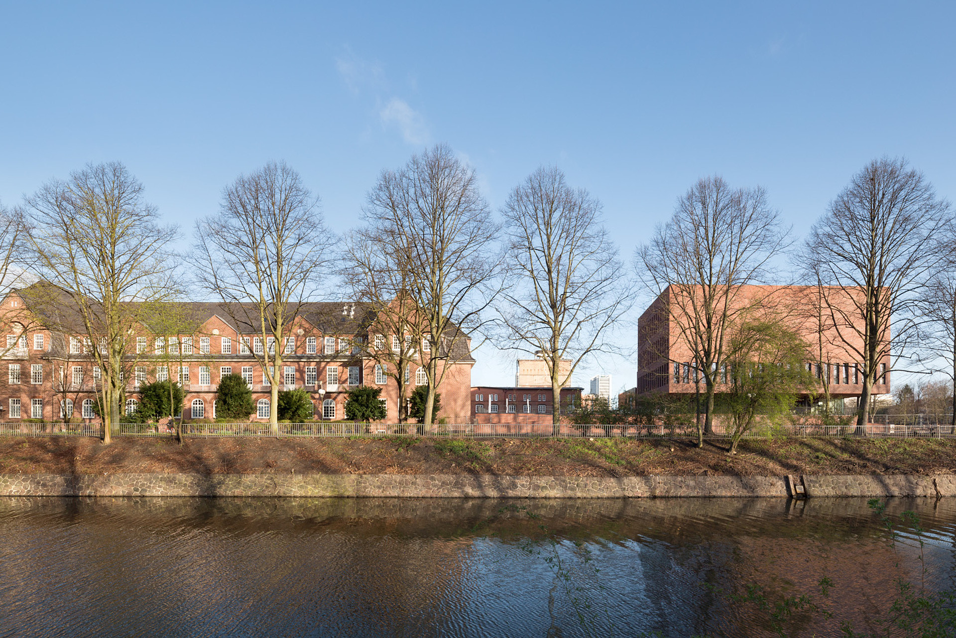 Gebäude des Campus Finkenau mit dem Eilbekkanal im Vordergrund