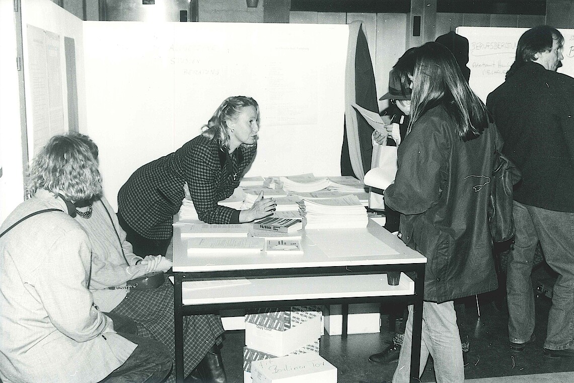 1993 - Ein Informationsstand der ersten FIT am Standort Berliner Tor.