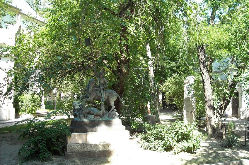 Hungarian University Außenbereich Statue