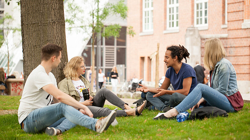 Studierende auf dem Campus Berliner Tor