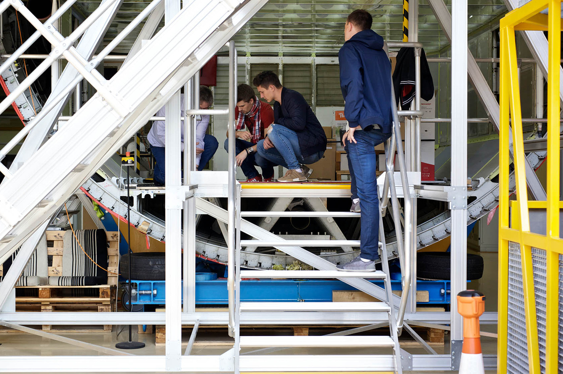 
                                                Flugzeugbaustudierende im  HCAT
                                            