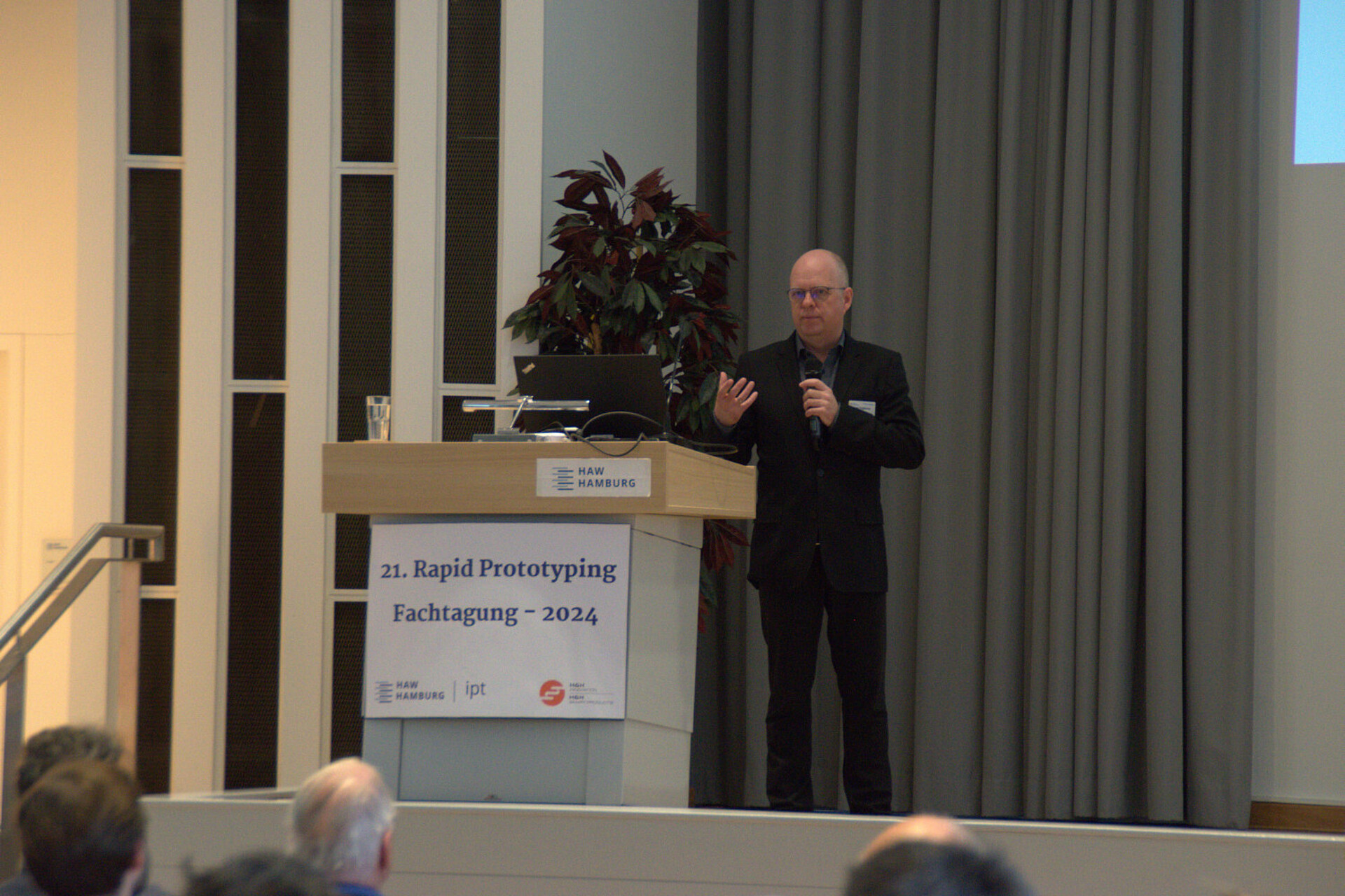 
                                                Dr. Jens Telgkamp
                                            