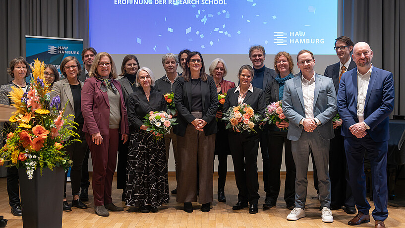  Wissenschaftssenatorin Maryam Blumenthal mit Hochschulpräsidentin Ute Lohrentz, Vizepräsident Peter Wulf und weiteren Mitwirkenden. 