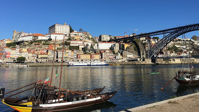 Blick auf Fluss, Brücke und Kathedrale in Porto, Portugal