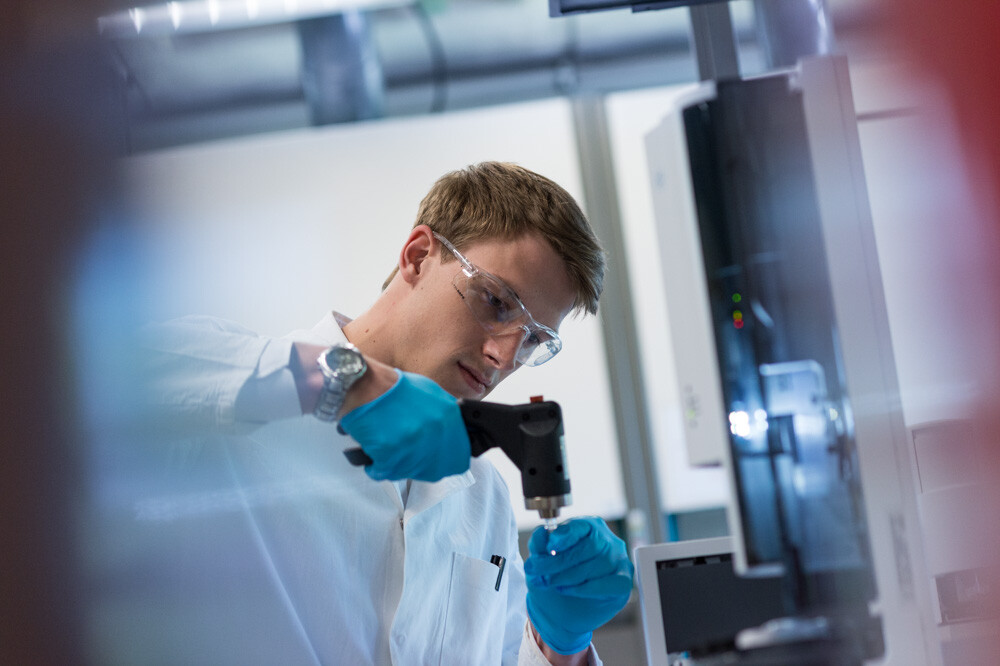 Student im Life-Sciences-Labor
